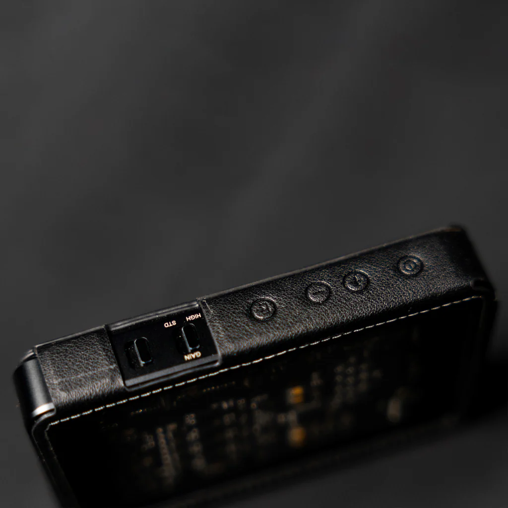 Questyle - CMA18 Portable Leather Case - Image 2